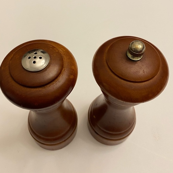 Vintage Wooden Brown Salt Shaker and Pepper Mill Grinder - Picture 13 of 13